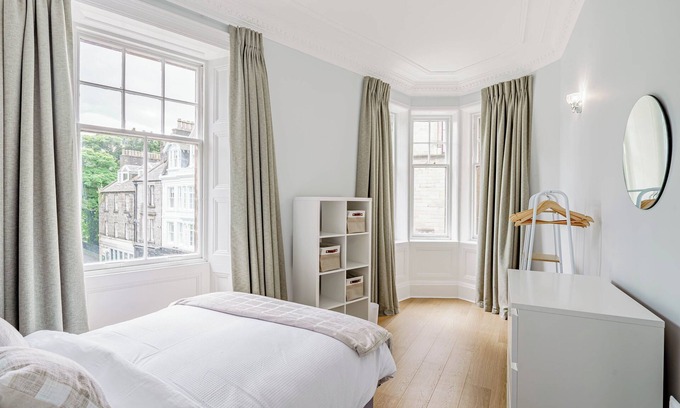 Dunfermline Apartment | Spacious City Apartment - Dunfermline