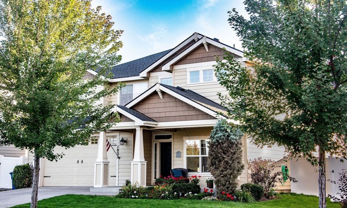 Post Falls House | Spacious Clean Open Beautiful Executive Home w/Tesla Charger