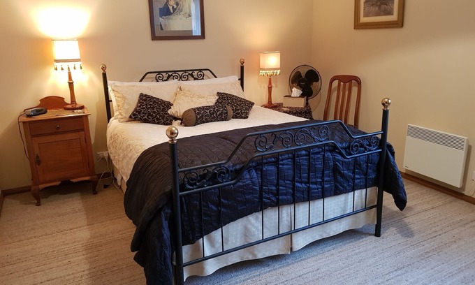 Cambridge House | Spacious conjoined house situated on 40 acres 15 minutes from the Hobart C BD.