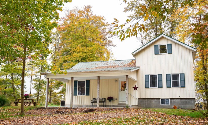 Apple Creek Cottage | Spacious Cottage in Ohio Amish Country