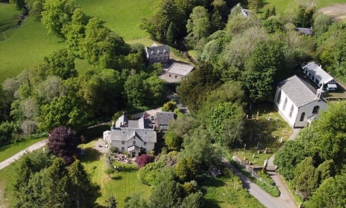 Monzie House | Spacious country house for 12 with hot tub - pets welcome