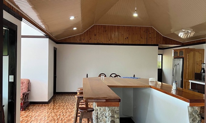 San Isidro de El General House | Spacious House w/incredible views of San Isidro - 25 min from Playa Domincal!