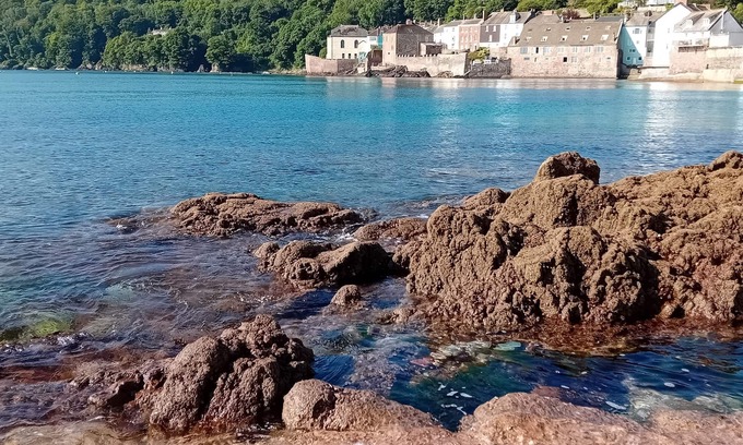 Cawsand House | Spacious dog friendly family home, minutes walk to three safe beaches. Sleeps 8
