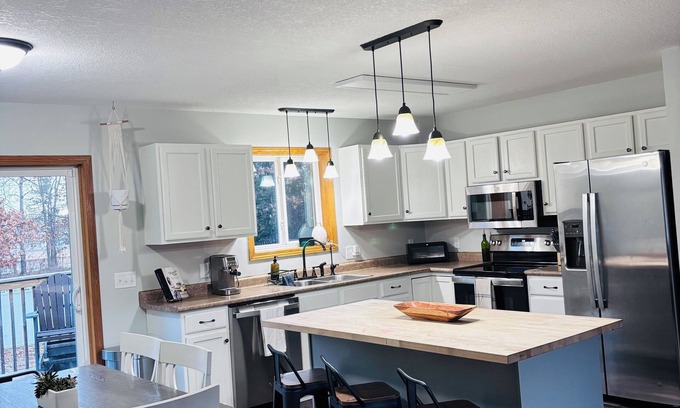 Baxter House | Spacious Family and Pet Friendly Cozy Cottage Near Gull Lake in Baxter