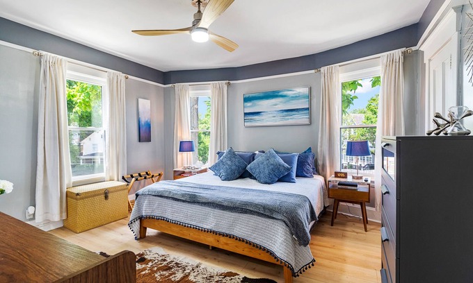 Oakley House | Spacious Family Friendly Gem ~ King Bed ~ Parking ~ Tons of Amenities!n
