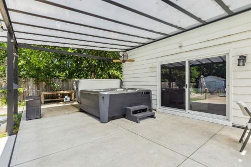 Lyndhurst House | Spacious Family Getaway- Salt Water Pool & Hot Tub