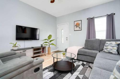 Park Duvalle House | Spacious Family Retreat - Churchill Downs & Downtown