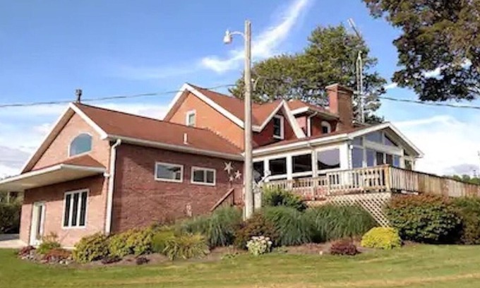 Niobe Other | Spacious farmhouse with a hottub!