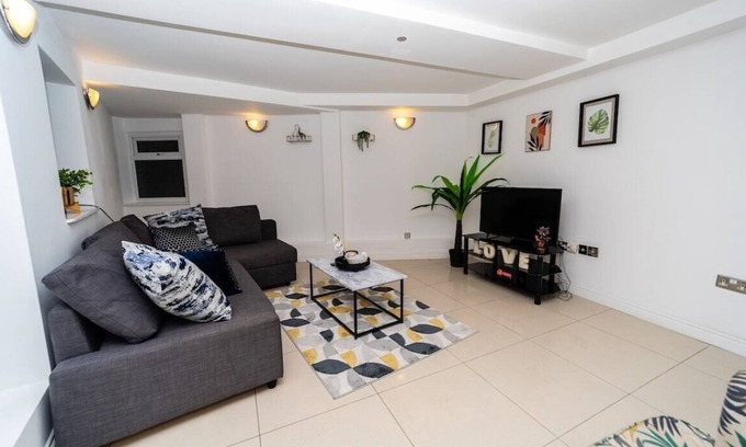 Reading City Centre Apartment | Spacious Flat with Patio & Parking in city centre