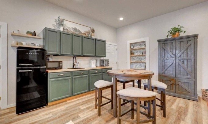 Central Point House | Spacious Guesthouse w/King Bed, Fireplace, 65" TV, Close to Airport, Central Pt