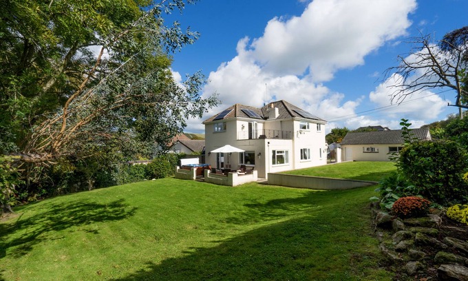 Isle of Purbeck House | Spacious Holiday Home with Hot Tub & Large Garden