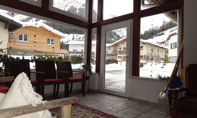 Holzgau House | Spacious holiday home with garden