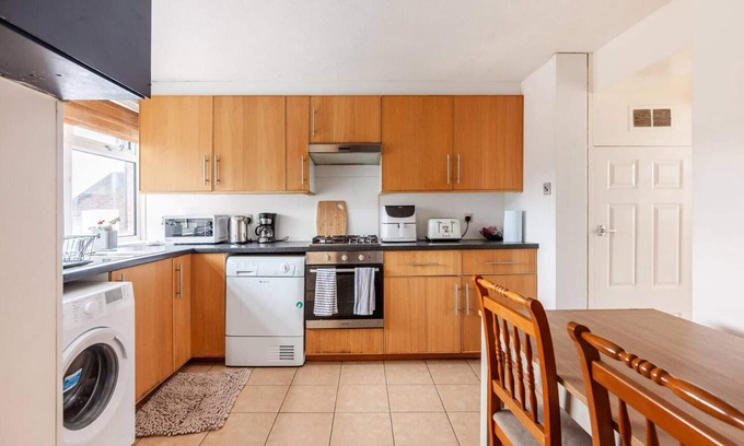 Waltham Abbey Apartment | Spacious Home by Lee Valley Rafting Waltham Cross