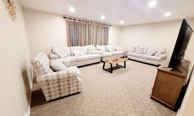 Cheektowaga House | Spacious Home near Buffalo/Bills/Airport/Niagara Falls/Orchard Park Pet friendly