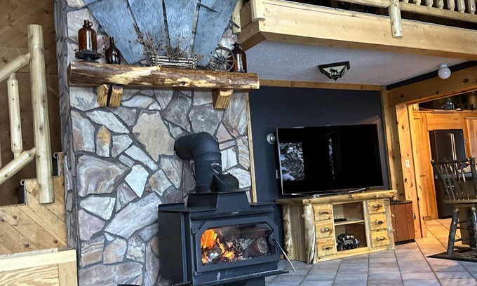 Silver Gate House | Spacious home that is perfect for large family/friend gatherings!