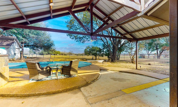 Stephenville House | Spacious home with golf course views, private pool