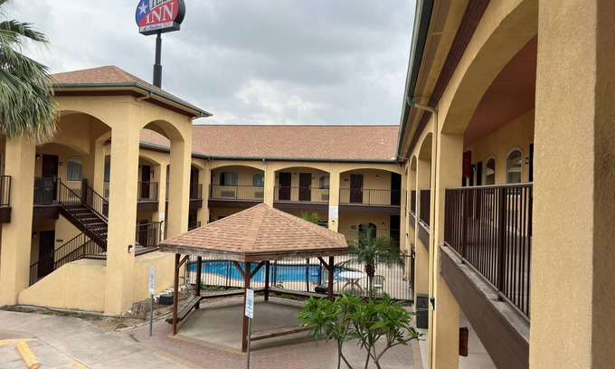 Edinburg Apartment | Spacious hotel suites with one king bedroom and one drawing room with Wi-Fi, AC.