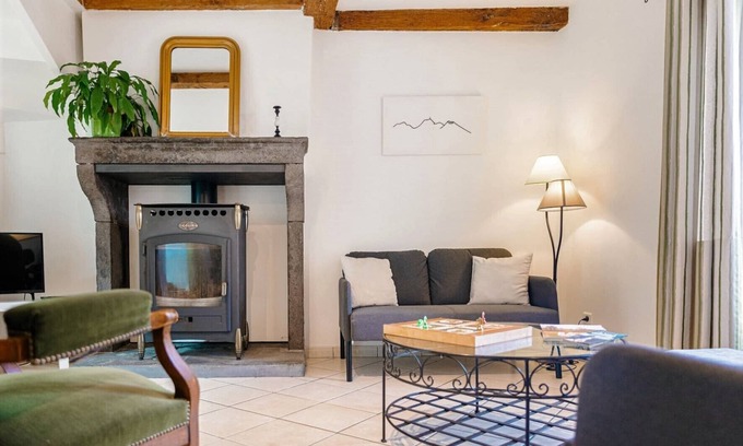 Le Crest House | Spacious house for your vacations between Lakes, Volcanoes and Heritage!