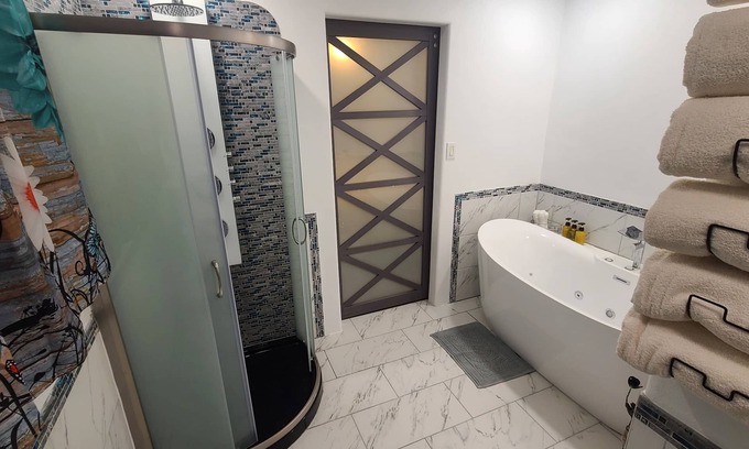 Zachary House | Spacious House w/Jacuzzi Tub