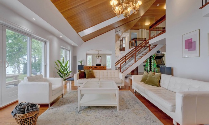 Venise-en-Quebec Villa | Spacious Lakefront Champlain lake with SPA