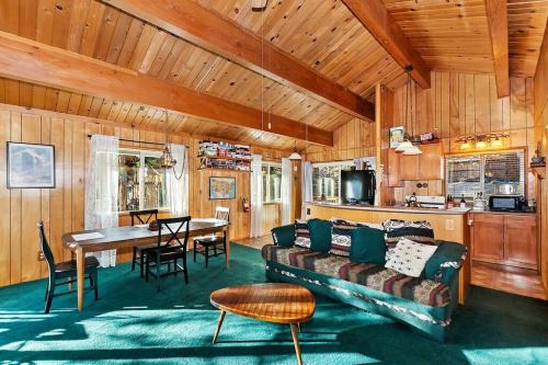 Fox Farm House | Spacious Lodge is Pet friendly all amenities