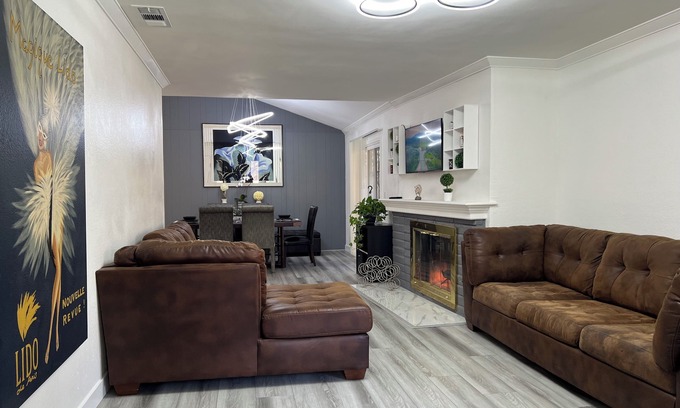 Fair Oaks House | Spacious, Modern, 2 Bedroom 2 Bathroom House