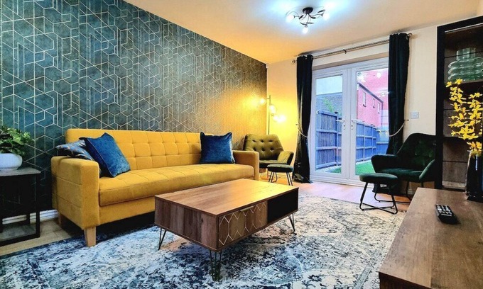 Birstall House | Spacious Modern House | Long Stay Discounts | Great Location