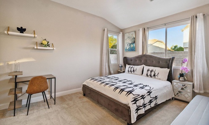 Palmdale House | Spacious Modern Getaway For You