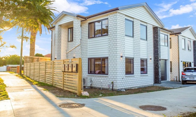 Papatoetoe House | Spacious Modern Home near Airport and Manukau City
