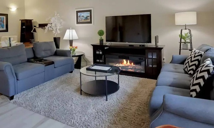Puyallup House | Spacious Modern Townhouse Centrally located with private backyard + park.
