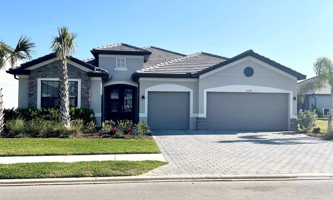 Gateway House | Spacious NEW house with Pool and Spa