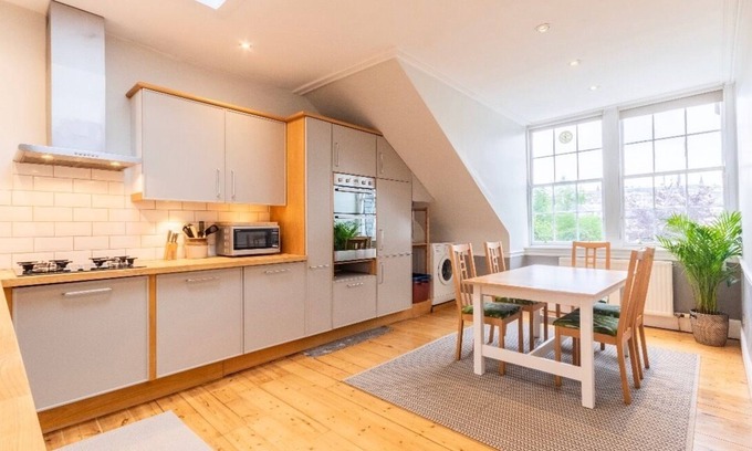 New Town Apartment | Spacious New Town flat with castle view