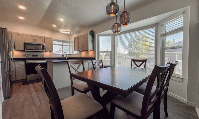 Kearns House | Spacious Newly Renovated 5-bedroom house with WiFi/AC for Large Family