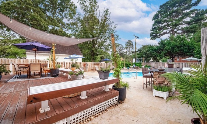 Richmond House | Spacious Oasis on Monument | Incredible Backyard