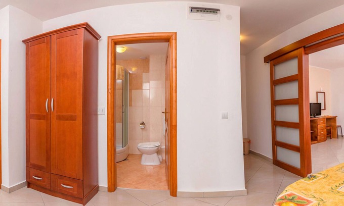Tomicici Apartment | Spacious one bedroom apartment next to the sea