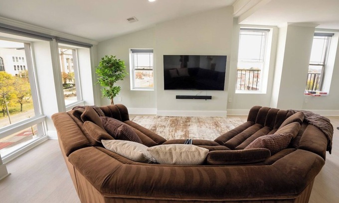 Downtown Baltimore Apartment | Spacious PennStation Downtown Penthouse W/Parking