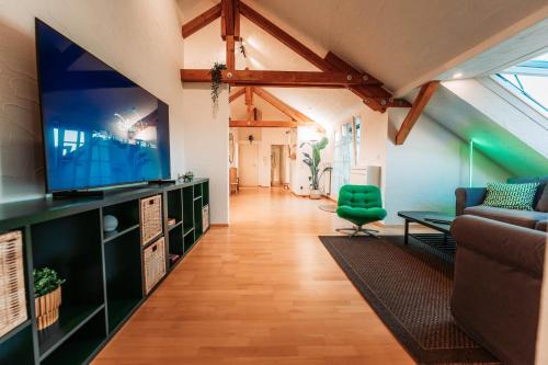 Sued Apartment | Spacious Penthouse with AC and Free Parking Steps Away From the Central Station