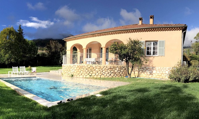 Vence Villa | Spacious pet friendly villa with large garden, swimming pool and 3 a/c bedrooms