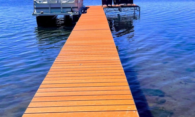 Village of Pewaukee House | Spacious Pewaukee Lake/Pier Access Home