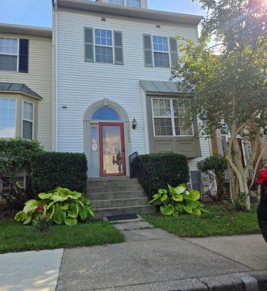 Germantown House | Spacious Quiet 3 Bedrooms Townhome Free Parking, Sleeps-9