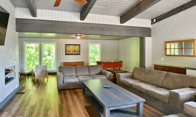The Blue Mountains Ski Chalet | Spacious & Relaxing Chalet close to Blue Mountain Ski resort. Dog-friendly!