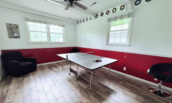 Greensboro House | Spacious Retro Inspired & Pet Friendly Home Near Wet N Wild