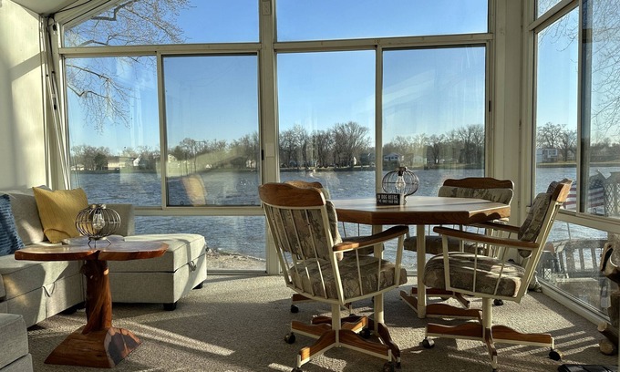 Quad Cities House | Spacious River Ranch w/Dock!