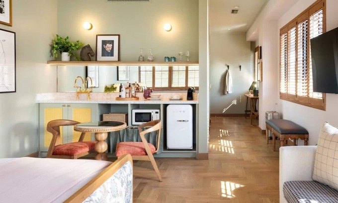 Hyde Park House | Spacious Room Close to The Florida Aquarium, Bring Along Your Pets!