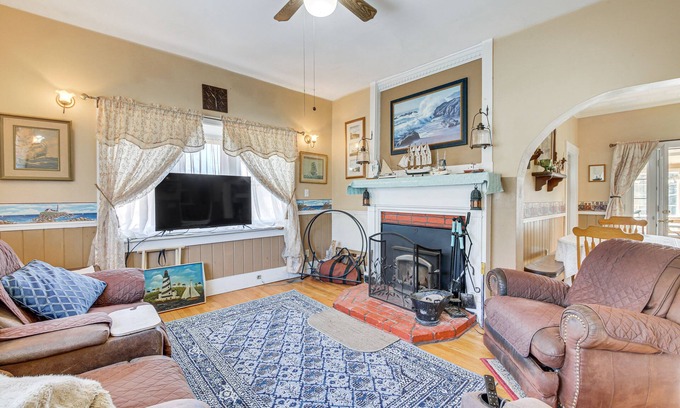 Bristol House | Spacious Round Pond House w/On-Site Trail Access!
