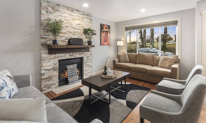 Rainier Valley House | Spacious Seattle Home W/Gameroom ~ Near Sea-Tac Airport! 5BD 3.5BA