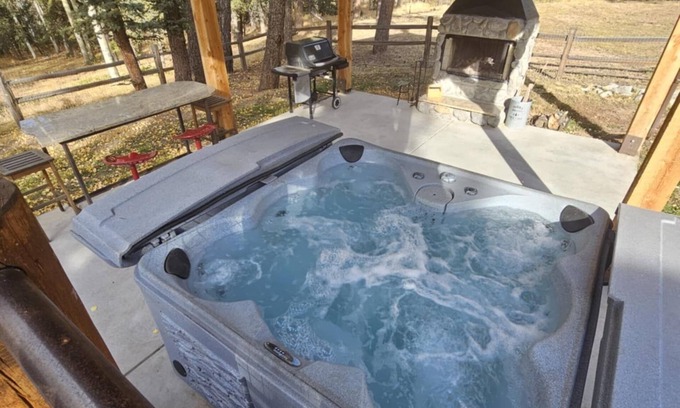 Divide House | Spacious, secluded, 5-bedroom house. 🫧 Hot tub 🏋️Fitness room 🐶 Pet friendly