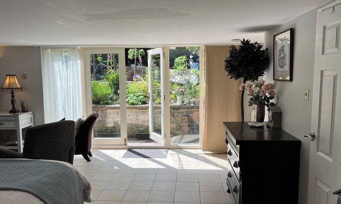 Trafford Apartment | Spacious Self Contained Studio Apartment - Free Wi-Fi & Parking
