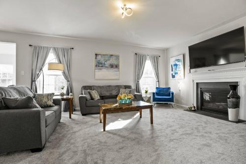 Palm House | Spacious & Serene Family Gem: Games, Office, Yard!