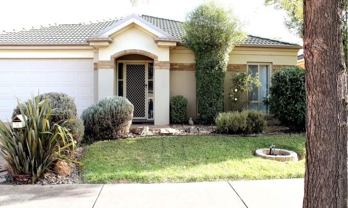 Caroline Springs House | Spacious & Stylish 5BR house, all the comforts of home, pet friendly
